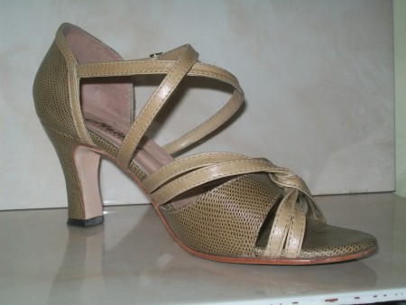 MODELO 03.- $750.- Sandalia en cabritilla color beige, con tiras cruzadas. Taco 6.0 cm. Precio: $750.-